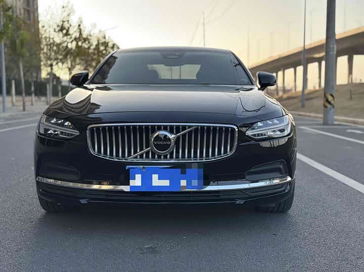 Фото 1 - Volvo S90