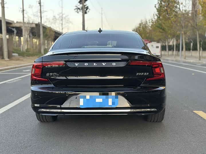 Фото 4 - Volvo S90