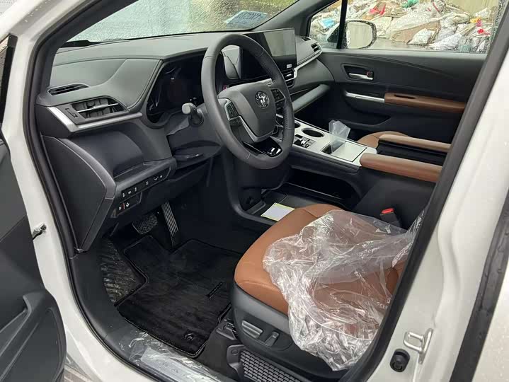 Фото 4 - Toyota Granvia