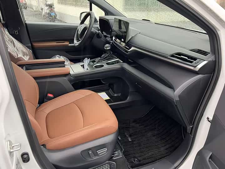 Фото 5 - Toyota Granvia