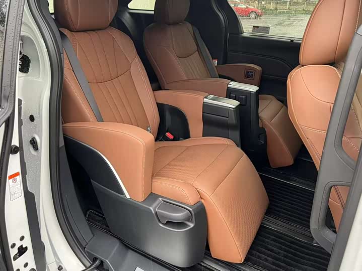 Фото 6 - Toyota Granvia