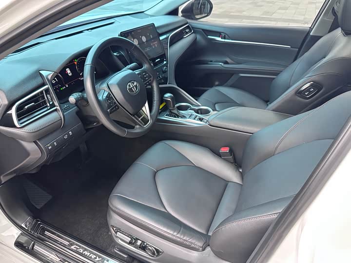 Фото 3 - Toyota Camry