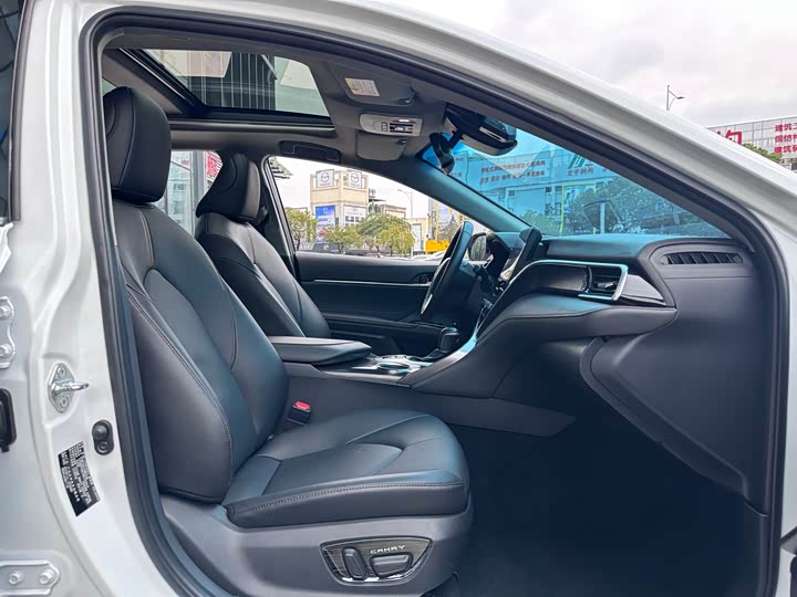 Фото 4 - Toyota Camry