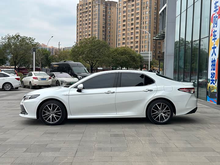 Фото 5 - Toyota Camry