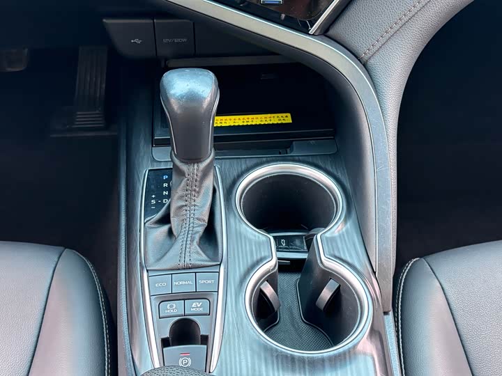 Фото 8 - Toyota Camry