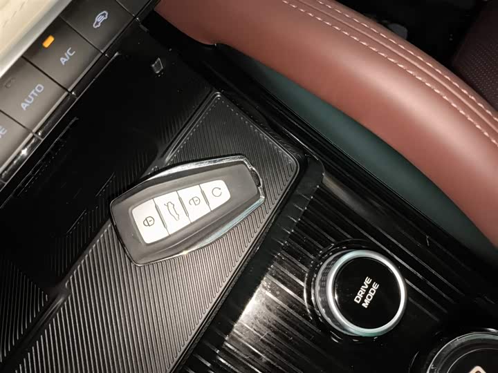 Фото 9 - Geely Monjaro