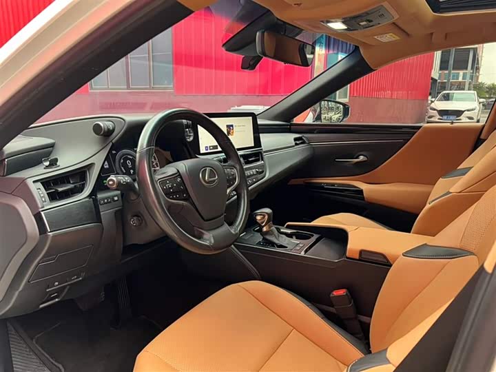 Фото 4 - Lexus ES