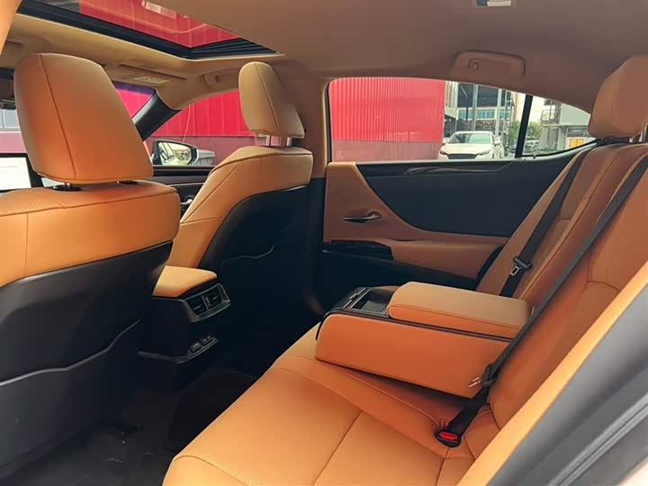 Фото 5 - Lexus ES