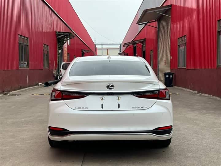 Фото 8 - Lexus ES