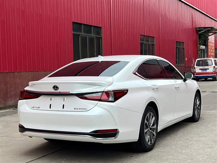 Фото 9 - Lexus ES