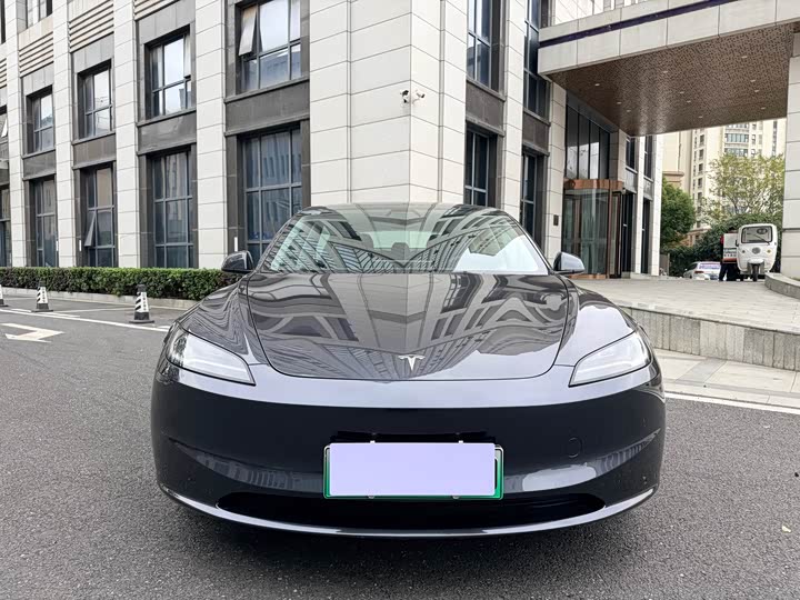 Фото 2 - Tesla Model 3