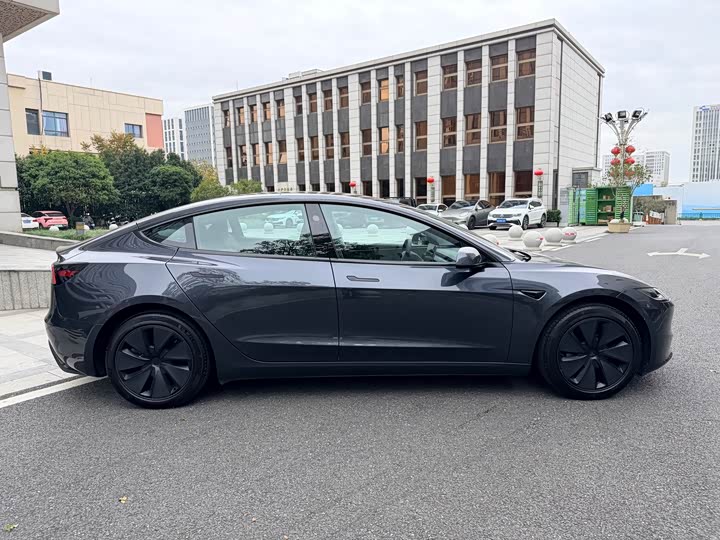 Фото 4 - Tesla Model 3