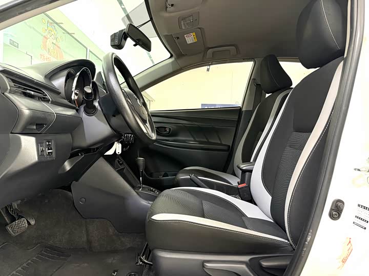 Фото 4 - Toyota Yaris L Hatchback