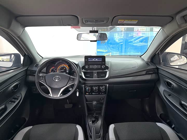 Фото 5 - Toyota Yaris L Hatchback