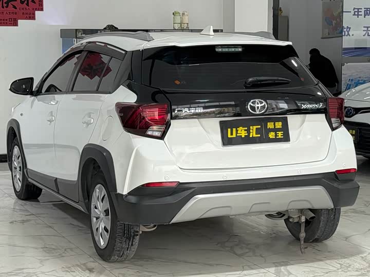 Фото 9 - Toyota Yaris L Hatchback