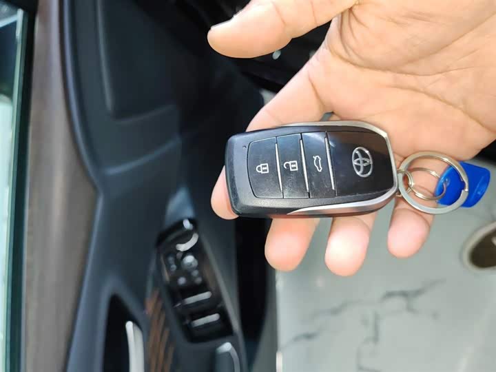 Фото 9 - Toyota Avalon