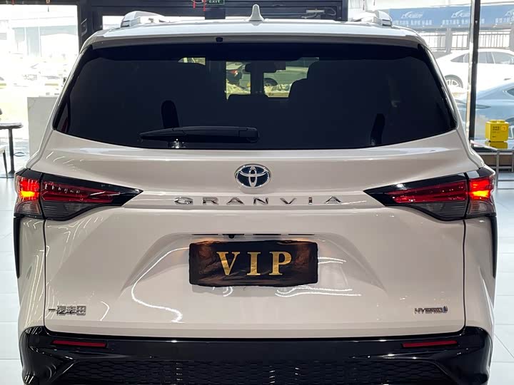 Фото 3 - Toyota Granvia