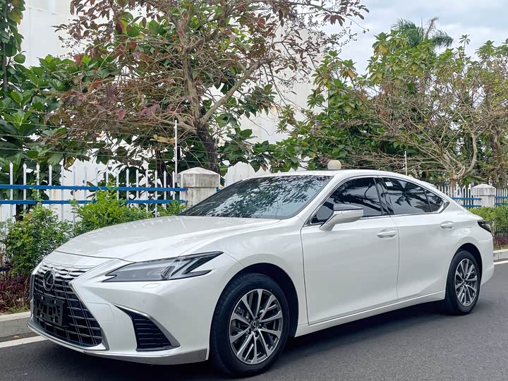 Фото 1 - Lexus ES