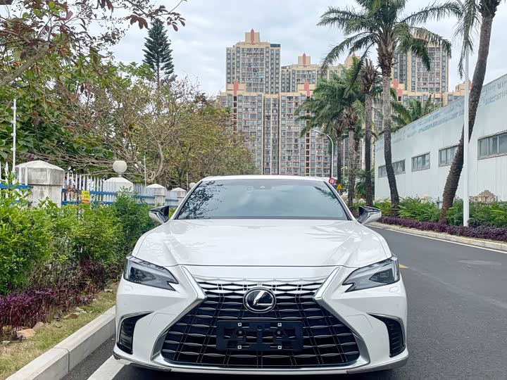 Фото 2 - Lexus ES