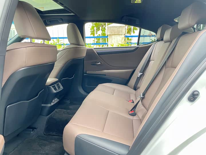 Фото 6 - Lexus ES