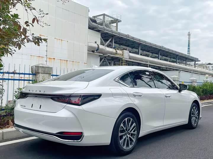 Фото 7 - Lexus ES