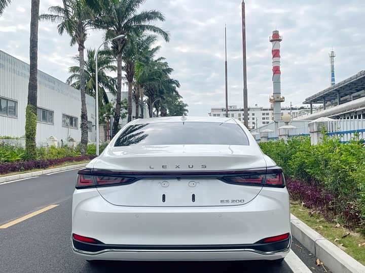 Фото 8 - Lexus ES