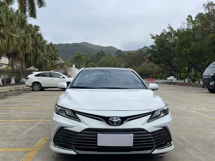 Фото 2 - Toyota Camry