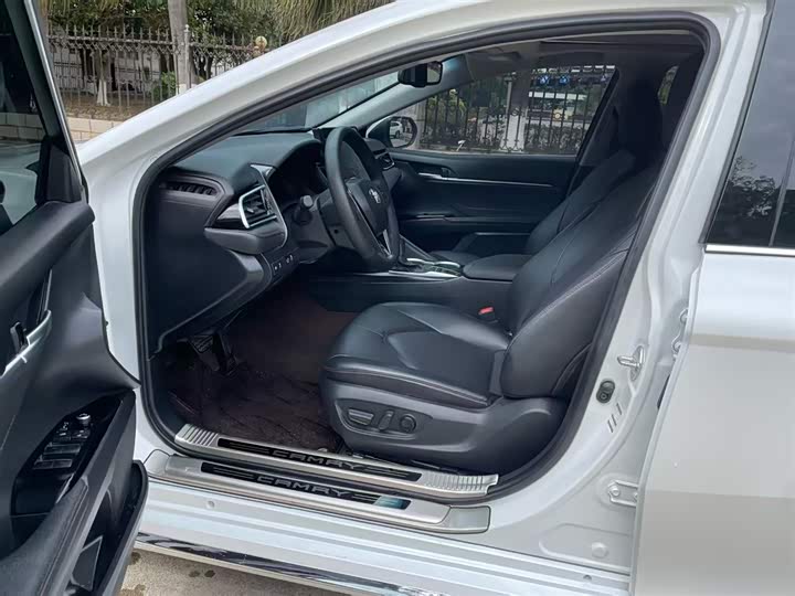 Фото 4 - Toyota Camry