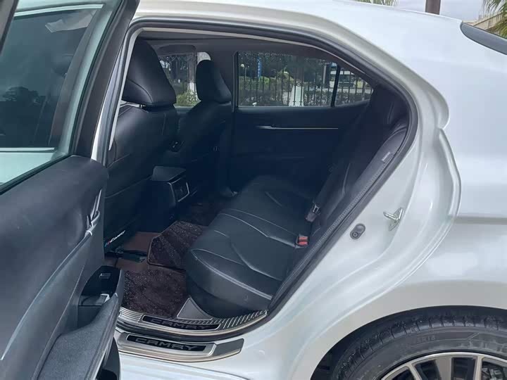 Фото 6 - Toyota Camry