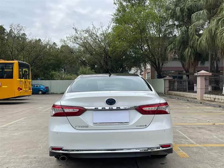 Фото 8 - Toyota Camry