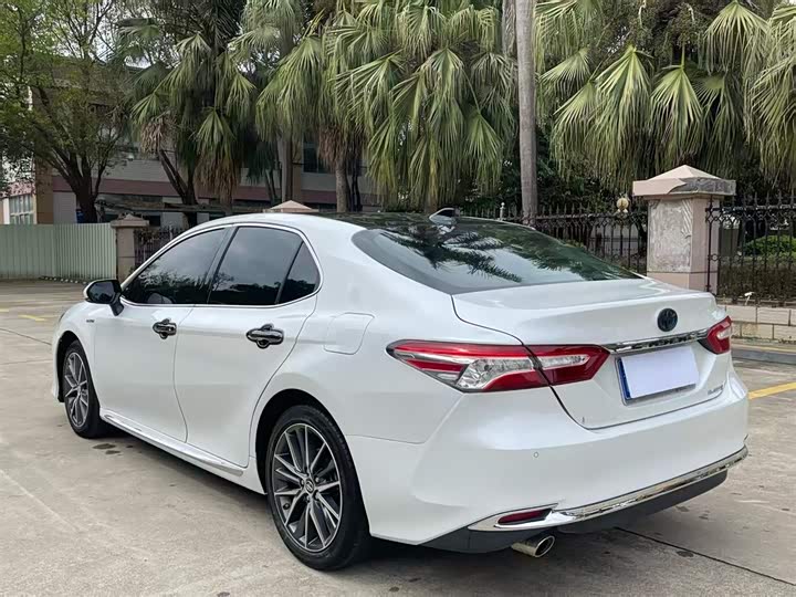 Фото 9 - Toyota Camry