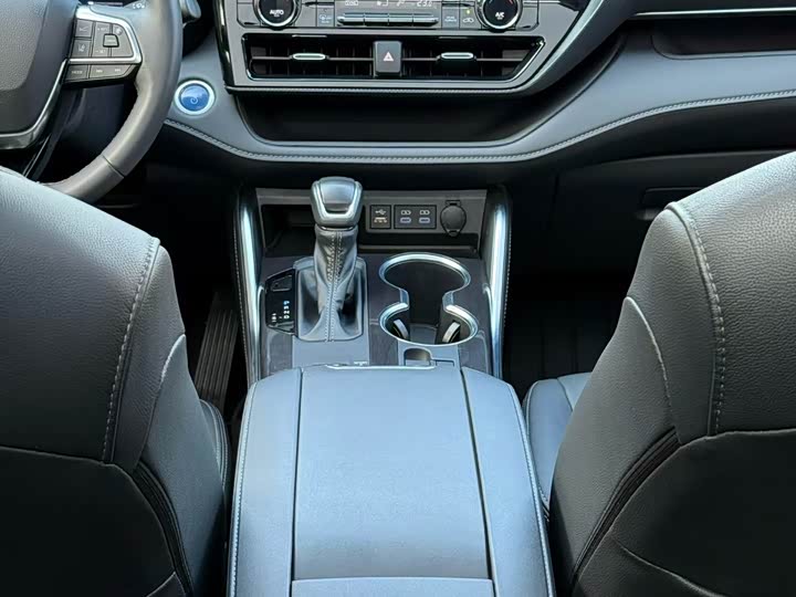 Фото 7 - Toyota Crown Kluger