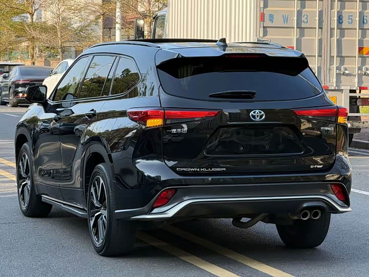 Фото 8 - Toyota Crown Kluger