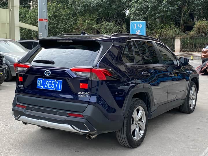 Фото 5 - Toyota RAV4