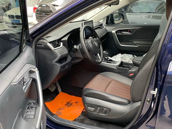 Фото 8 - Toyota RAV4