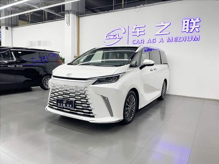 Фото 1 - Lexus LM