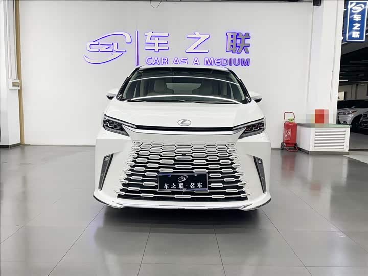 Фото 3 - Lexus LM