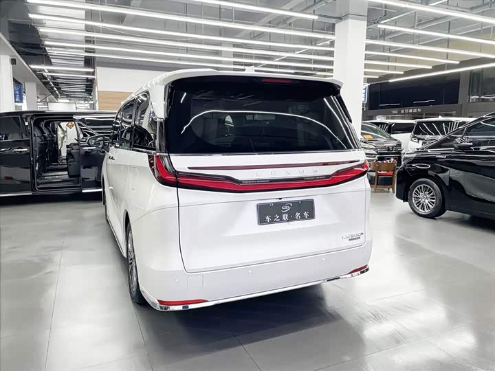 Фото 4 - Lexus LM