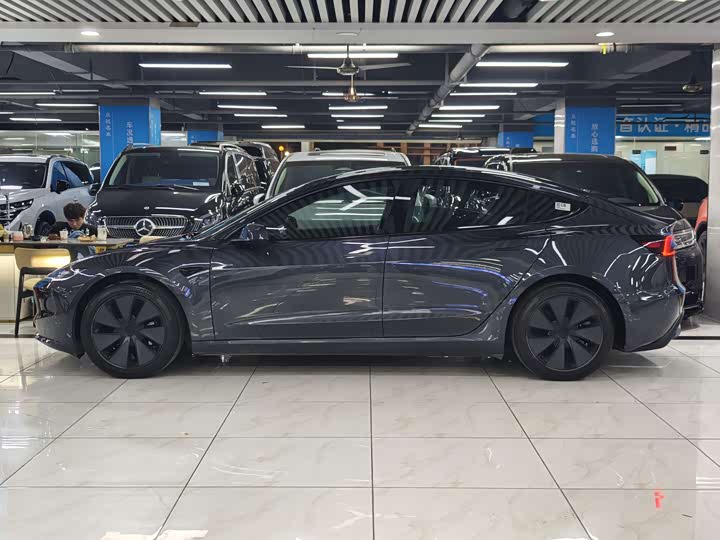 Фото 4 - Tesla Model 3