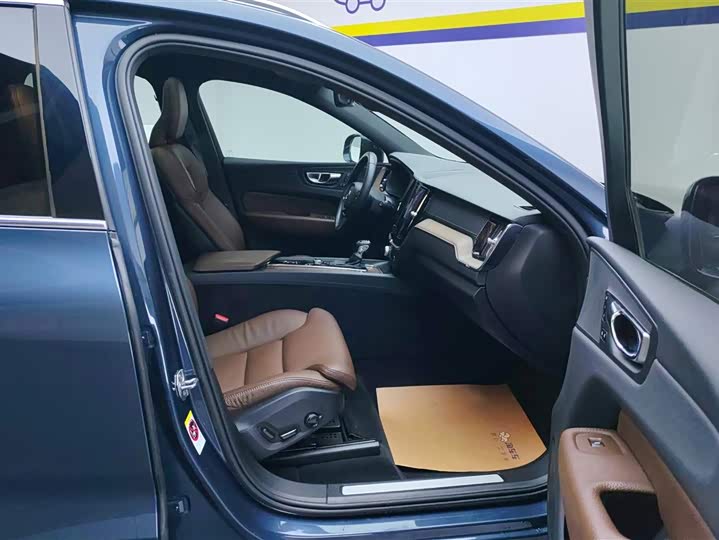 Фото 8 - Volvo XC60