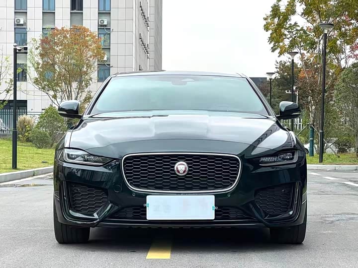 Фото 2 - Jaguar XE L