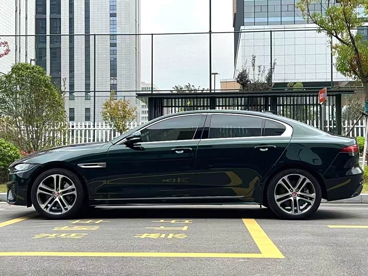 Фото 3 - Jaguar XE L