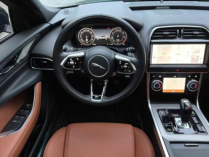 Фото 4 - Jaguar XE L