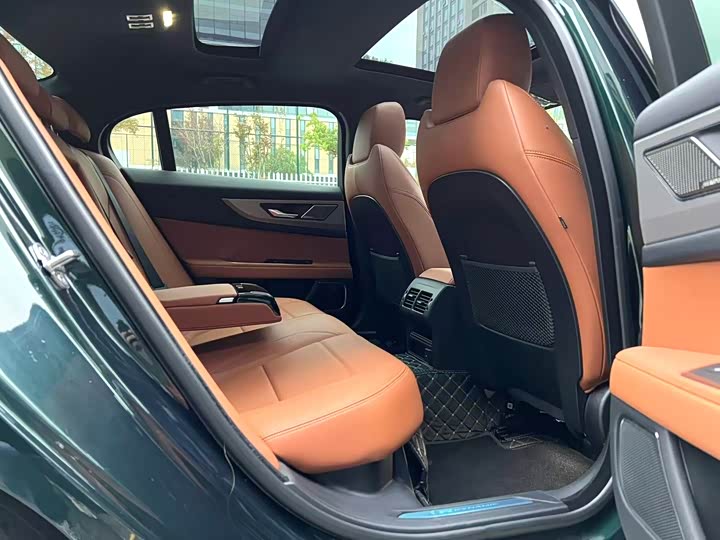 Фото 6 - Jaguar XE L