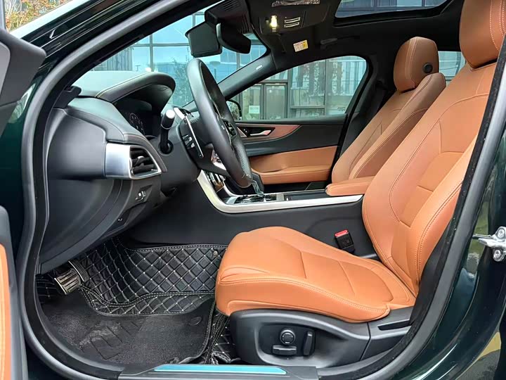 Фото 8 - Jaguar XE L