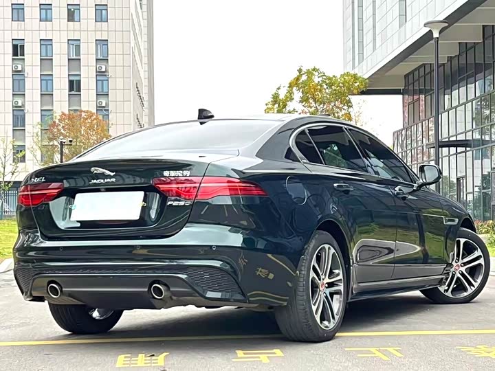 Фото 9 - Jaguar XE L