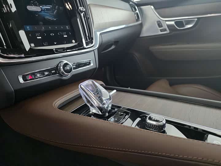 Фото 8 - Volvo V90