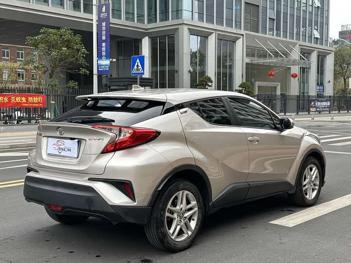 Фото 4 - Toyota C-HR
