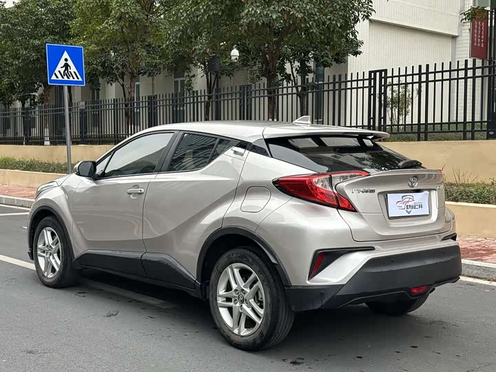 Фото 6 - Toyota C-HR