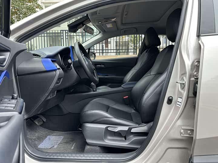 Фото 9 - Toyota C-HR